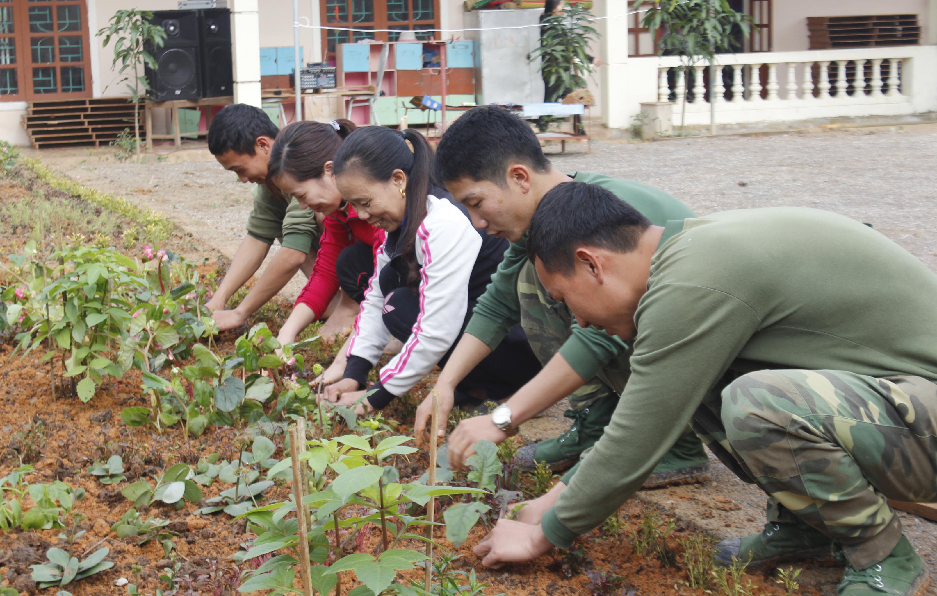 Nhà trường thêm đẹp nhờ công sức bộ đội